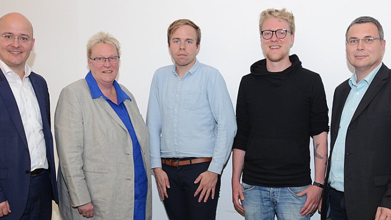Besuch aus Kiel: Rasmus Andresen (Mitte) und Lasse Petersdotter informierten sich im Präsidium um den stellvertretenden Präsidenten Prof. Dr. Thomas Severin (re), die Kanzlerin Sabine Christiansen und Bosco Lehr (li), Vizepräsident für Internationales über die aktuelle Situation der Hochschule Flensburg.