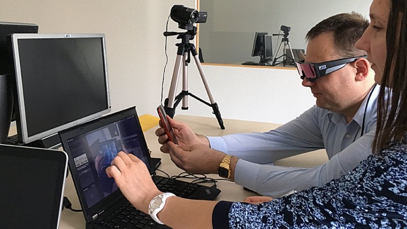 Alina Protsenko mit einem Probanden im Usability-Labor der Hochschule.