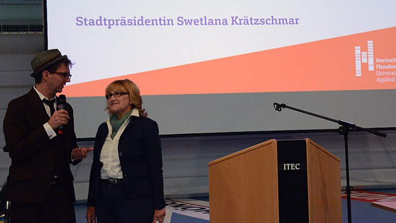 Moderator Jim Lacy im Gespräch mit Flensburgs Stadtpräsidentin Swetlana Krätzschmar.