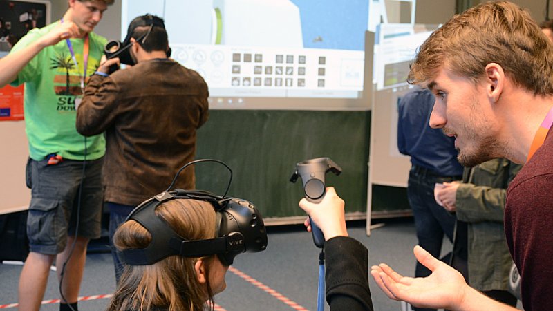 Die Gäste des Rundgangs des FAchbereiches Information und Kommunikation an der Hochschule Flensburgkonnten sich in die virtuelle Realität begeben.
