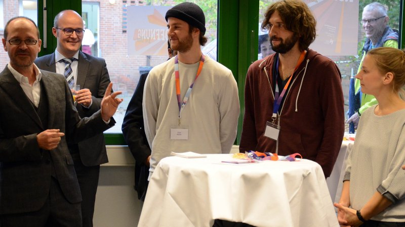 Organisationsteam: Nele Kattelmann und Uwe Zimmermann mit den Studenten Felix Möller und Till Harneit (v.l.), die die Grafik des Rundgangs entwickelt haben.