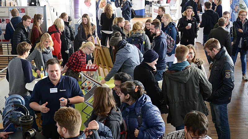 Etwa 400 Studierende, so viel wie nie zuvor, haben sich beim 6. CampusCareerDay über Arbeitgeber in der Region informiert.