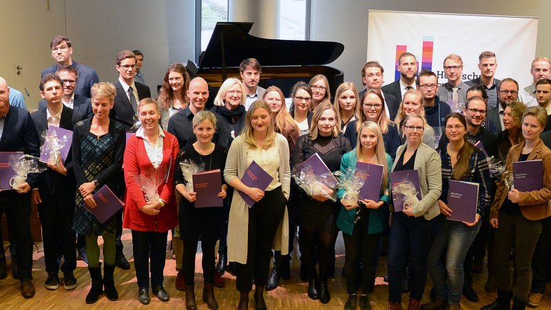 Rund 80 ehemalige Master- und Bachelorstudierende wurden im Audimax gefeiert.