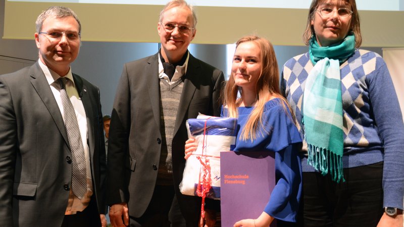 Herausragende Leistungen: Olena Möller wurde mit dem DAAD-Preis ausgezeichnet. Prof. Dr. Thomas Severin, Prof. Dr. Martin von Schilling (v.l.) und Ute Sachau aus dem International Office gratulieren.