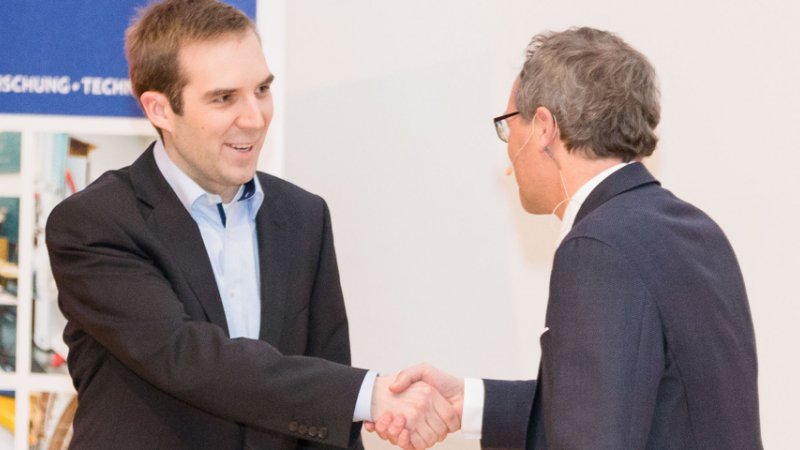 Ausgezeichnet: Laudator Prof. Dr.-Ing. Reinhard Koch gratuliert Philipp Böcker.