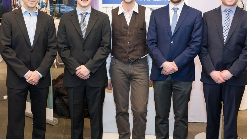 Alle Preisträger (von links nach rechts): Philipp Böcker, Manuel Amersdorfer, Maximilian Placzek, Peter Oppermann und Kim-Fabian Wachlin.
