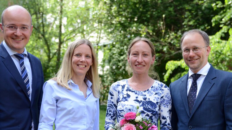 Neu im Team: Prof. Dr. Claudia Jasmand (2.v.r.) ist ab 1. Juni Vizepräsidentin für Forschung und Digitales an der Hochschule Flensburg. Zur Wahl gratulieren die Senatsvorsitzende Prof. Dr. Birte Nicolai, Hochschul-Präsident Dr. Christoph Jansen (rechts) sowie Prof. Dr. Bosco Lehr, Vizepräsident für Internationales.
