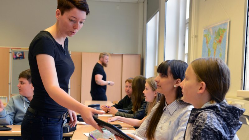 Stefanie Wetzel interessiert sich für die Lösungswege der Schüler*innen.
