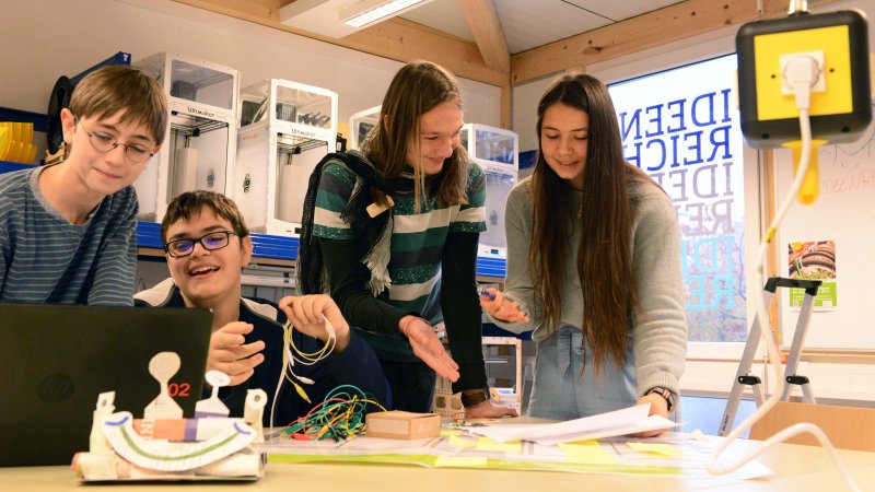 Nachhaltigkeit ist ihnen wichtig: Simon, Tim, Jendrik und Melek (v.l.) entwickeln beim Innovation Camp im IDEENREICH der Hochschule Flensburg ein System, das das Wegwerfen von Müll belohnt. 