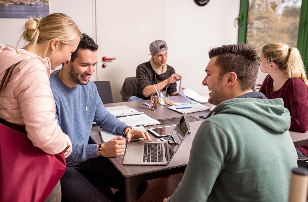 Studierende suchen sich ein passendes Studium aus.
