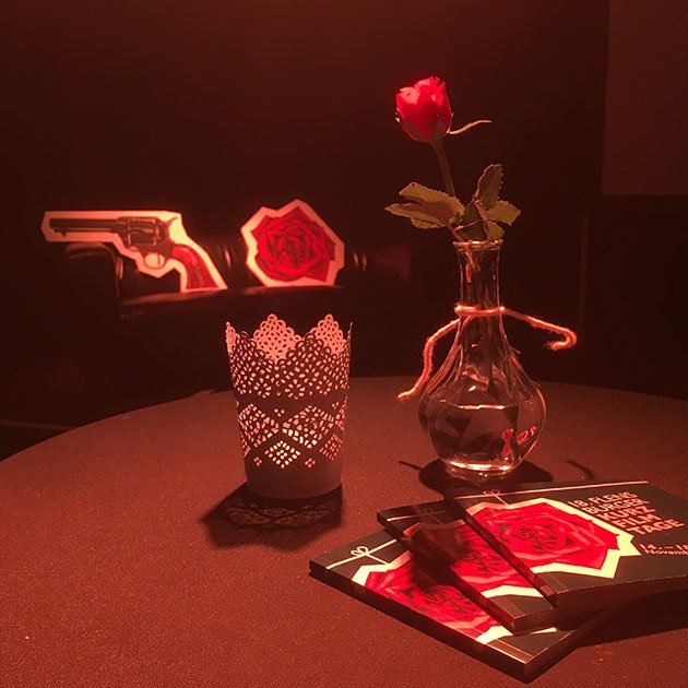 Eine Rose in einer Vase, daneben Aufkleber mir Rosenmotiv