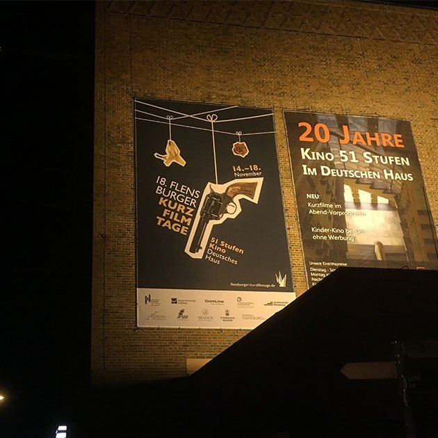 Das Pistolenposter an einer Wand hängend.