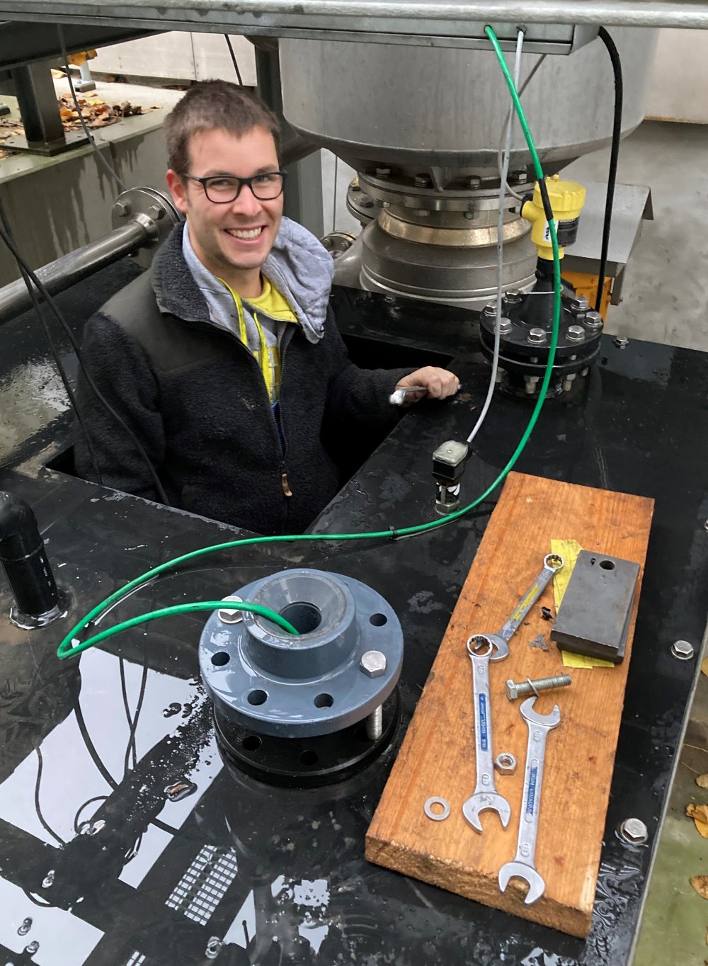 Mann an einer Art Werkbank.