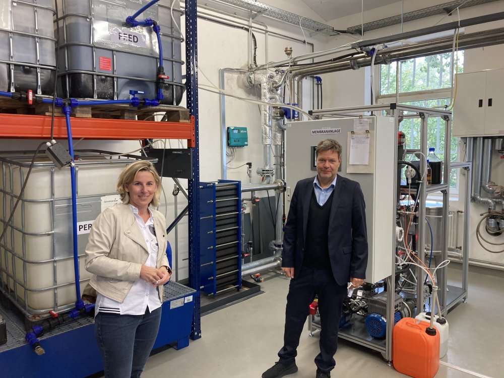 Menschen in Halle mit Geräten.