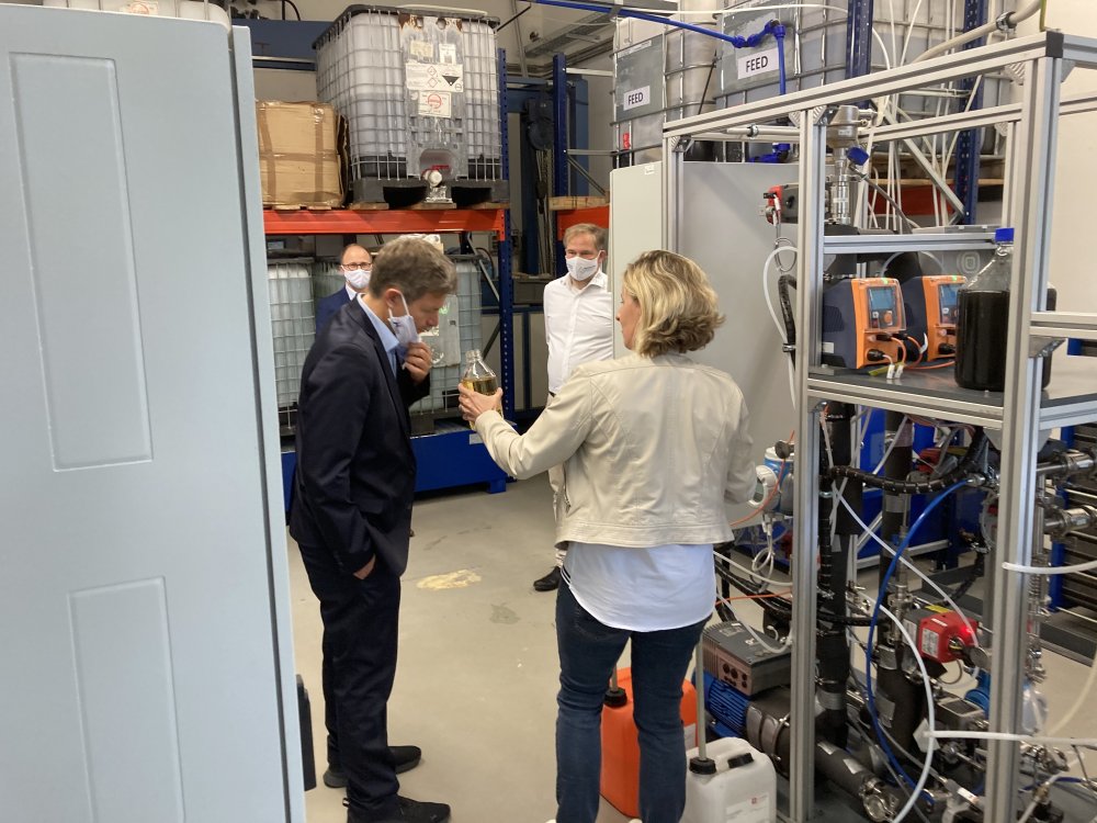 Menschen in Halle mit Geräten.