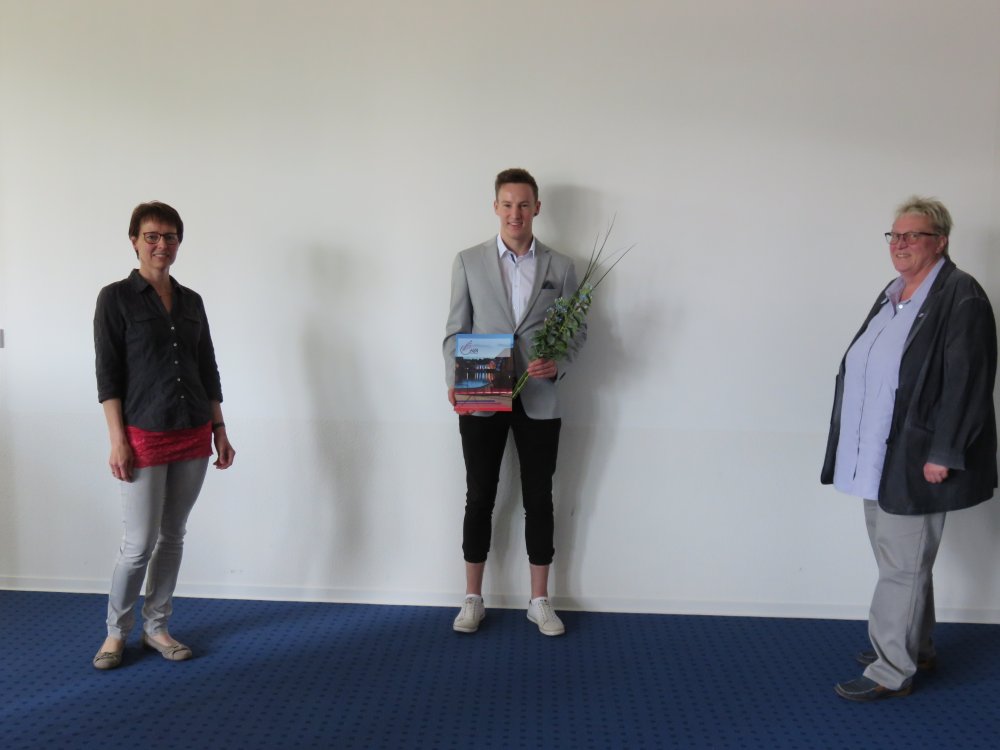 Gratulieren Henning Moeskes zum erfolgreichen Abschluss: Kanzlerin Sabine Christiansen (rechts) und Ausbilderin Petra Vogt.