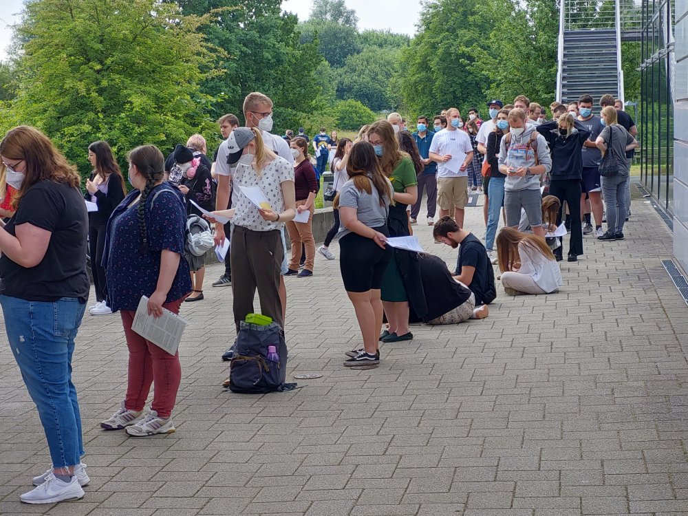 Warteschalnge vor dem Audimax
