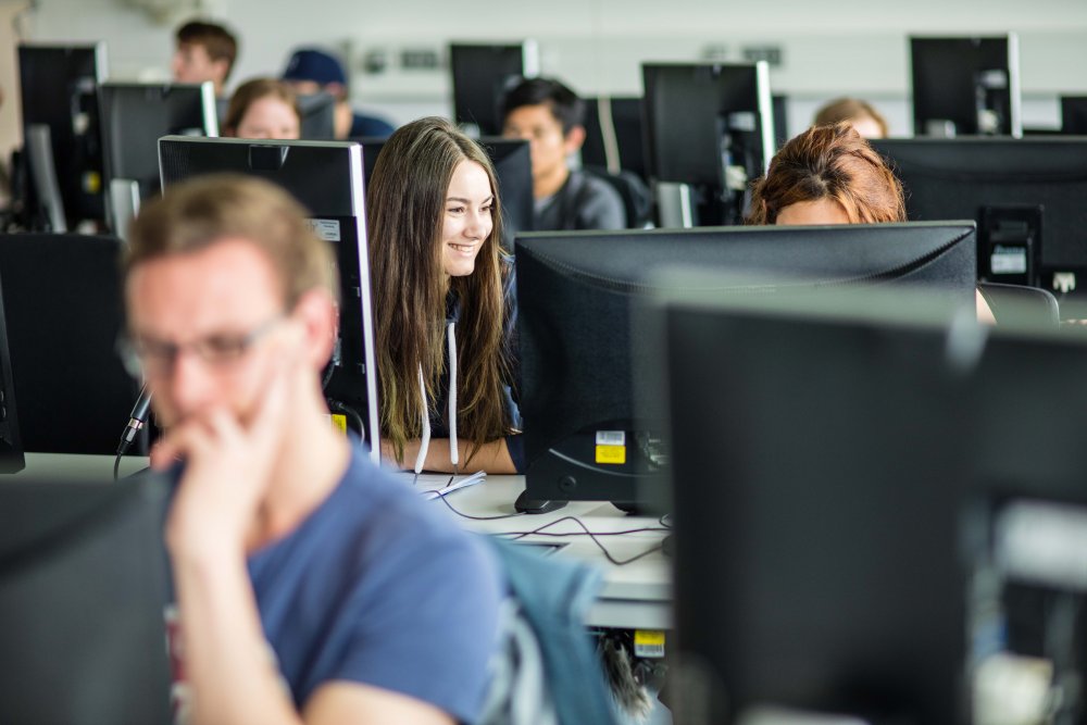 Lernen auf Distanz ist bei Laborübungen möglich. Für Erstsemester werdn Präsenz-Veranstaltungen angeboten.