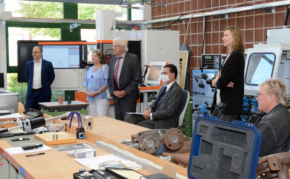 Der Hochschulrat informierte sich u.a. in der Maschinenhalle über das Projekt TeStUp.