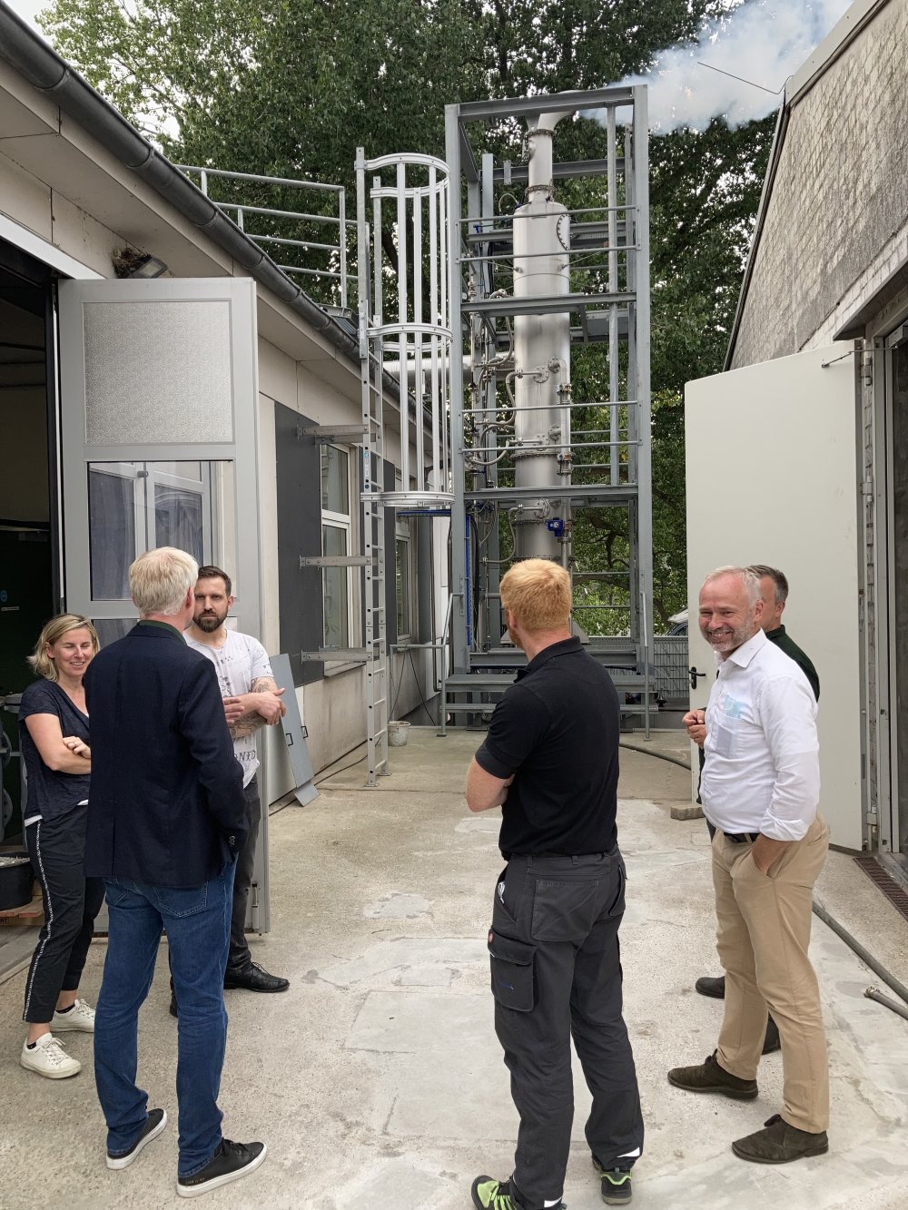 Mehrere Personen diskutieren miteinander