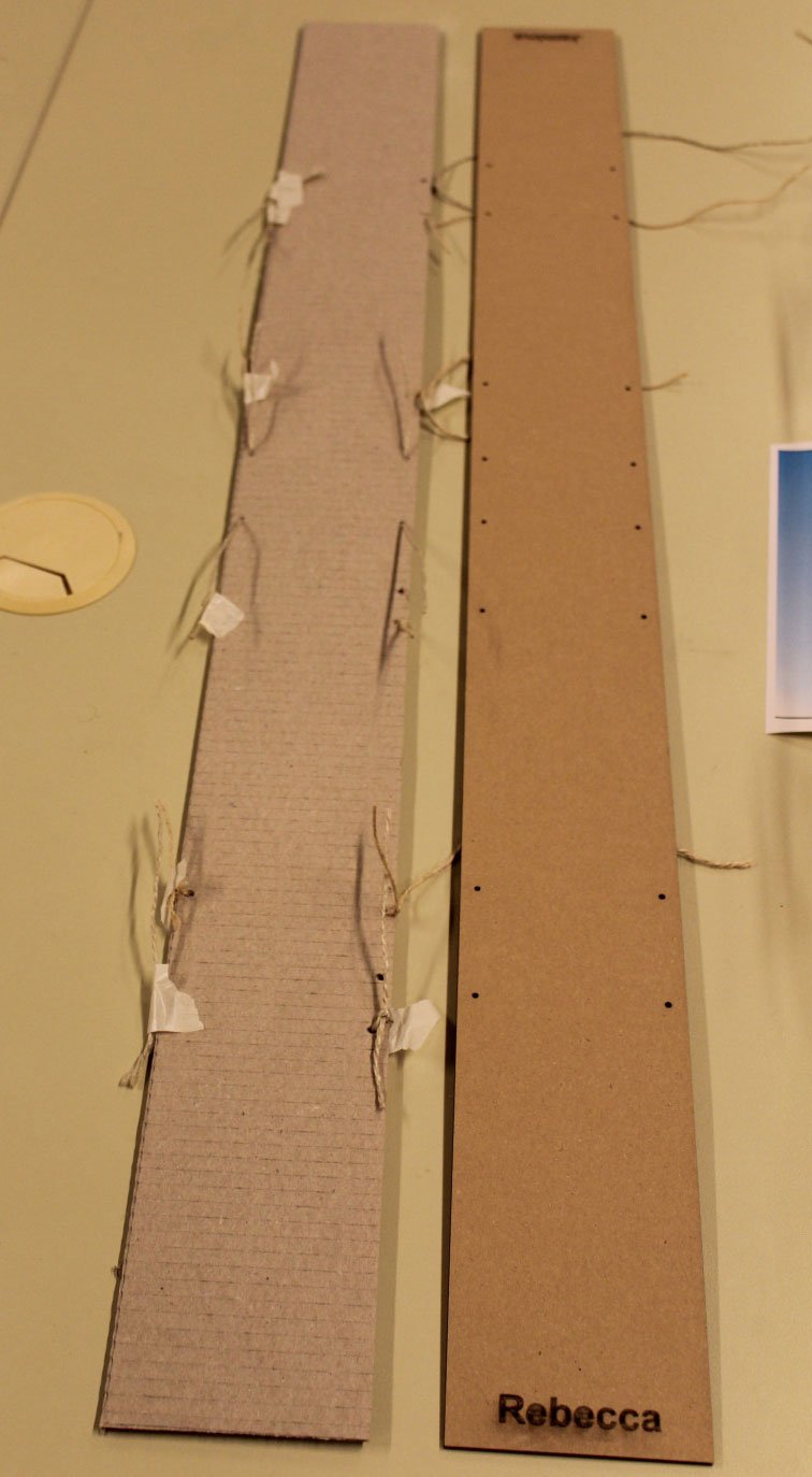 Zwei längliche Sperrholzplatten.