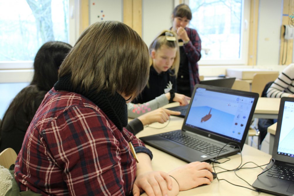 Menschen arbeiten an Computerarbeitsplätzen.