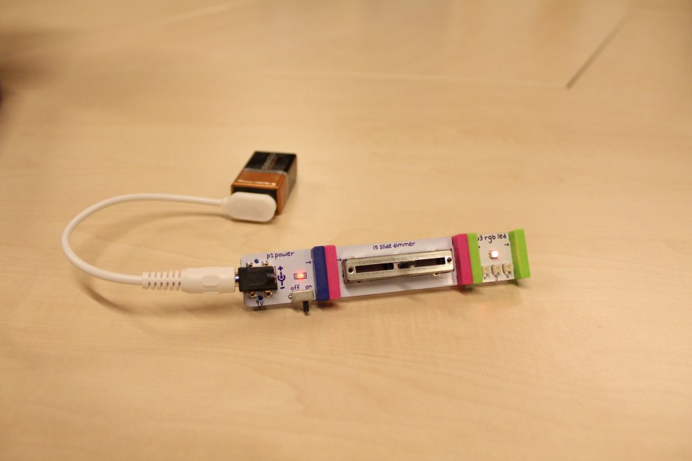 Platine auf einem Tisch.