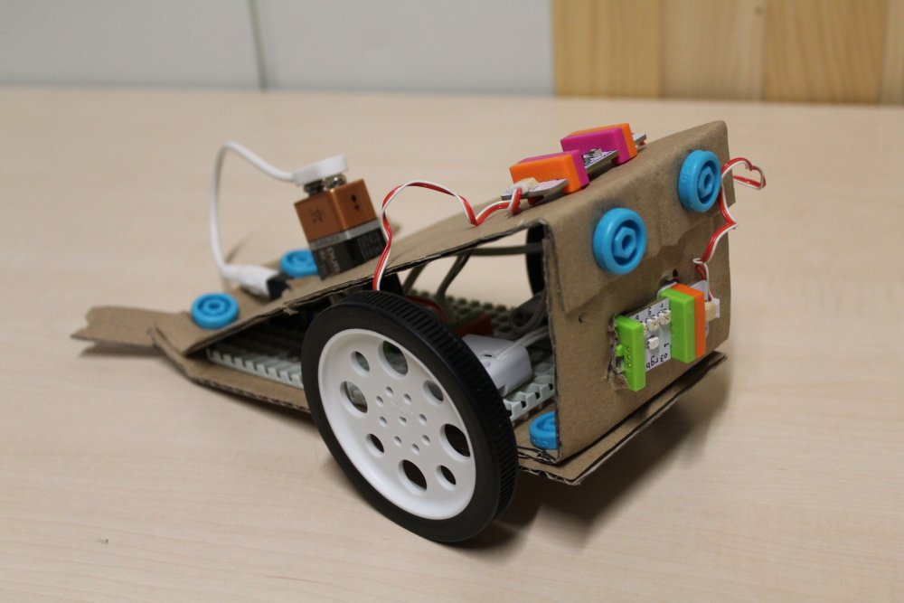 Selbstgebautes Gefährt mit großen Rädern und Deko, z.B. Augen.