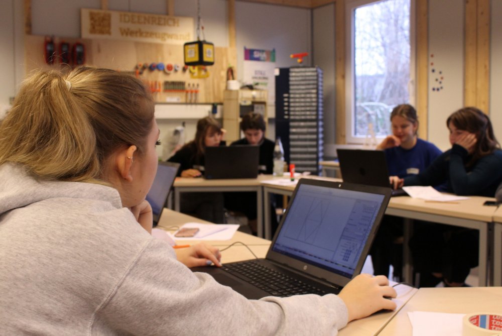 Menschen an Computerarbeitsplätzen.