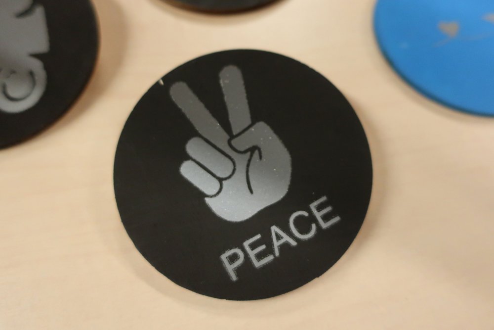 Reflektorbutton mit Peace-Motiv.