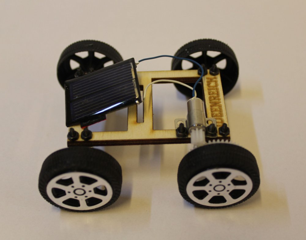 Solarauto auf hellem Untergrund.