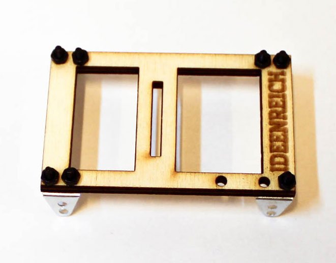 Unterbau des Autos mit IDEENREICH-Gravur.