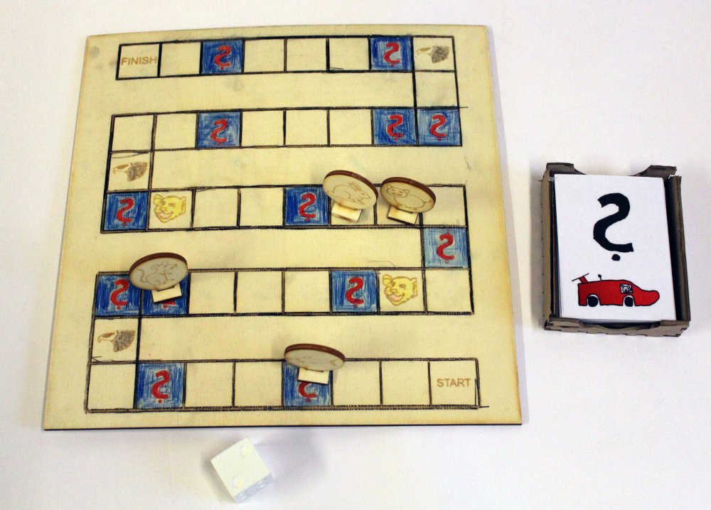 Selbstgemachtes Spielbrett, daneben ein Stapel Karten.