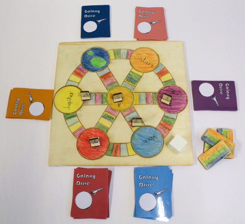 Selbstgemachtes Spielbrett, Karten und Spielfiguren