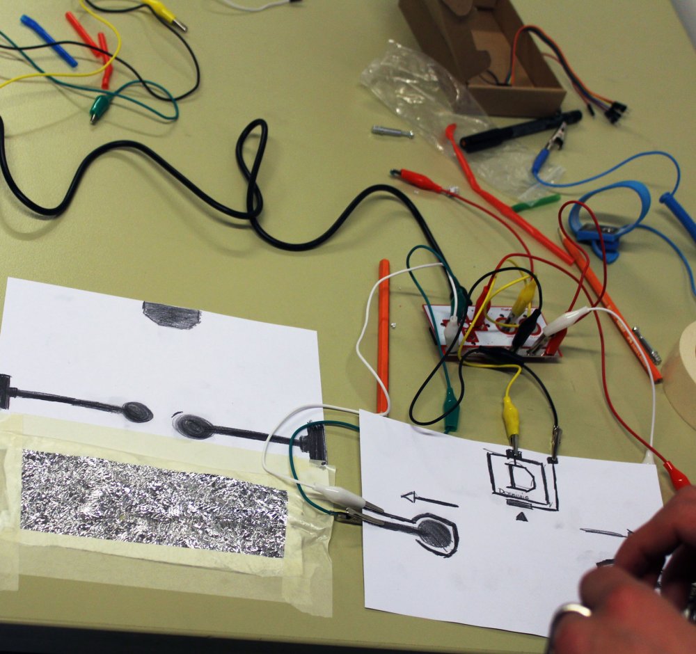 Kabel, Papier und andere Utensilien auf einem Tisch.