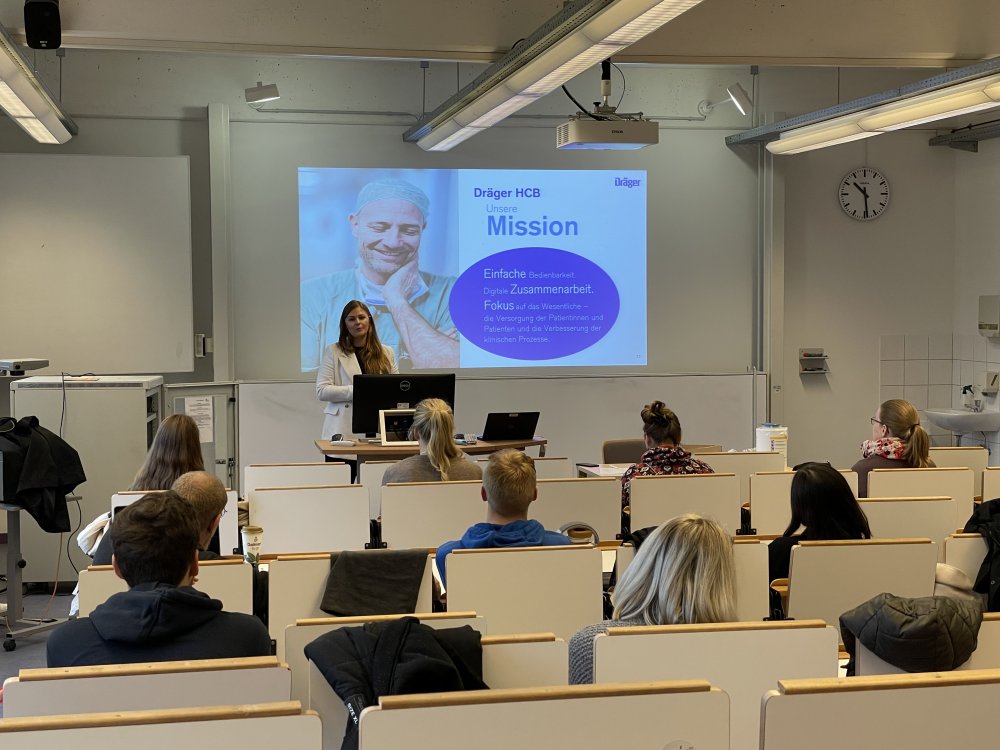 Drägerwerk AG & Co. KGaA war zu Gast am Institut für eHealth und Management im Gesundheitswesen an der Hochschule Flensburg. 