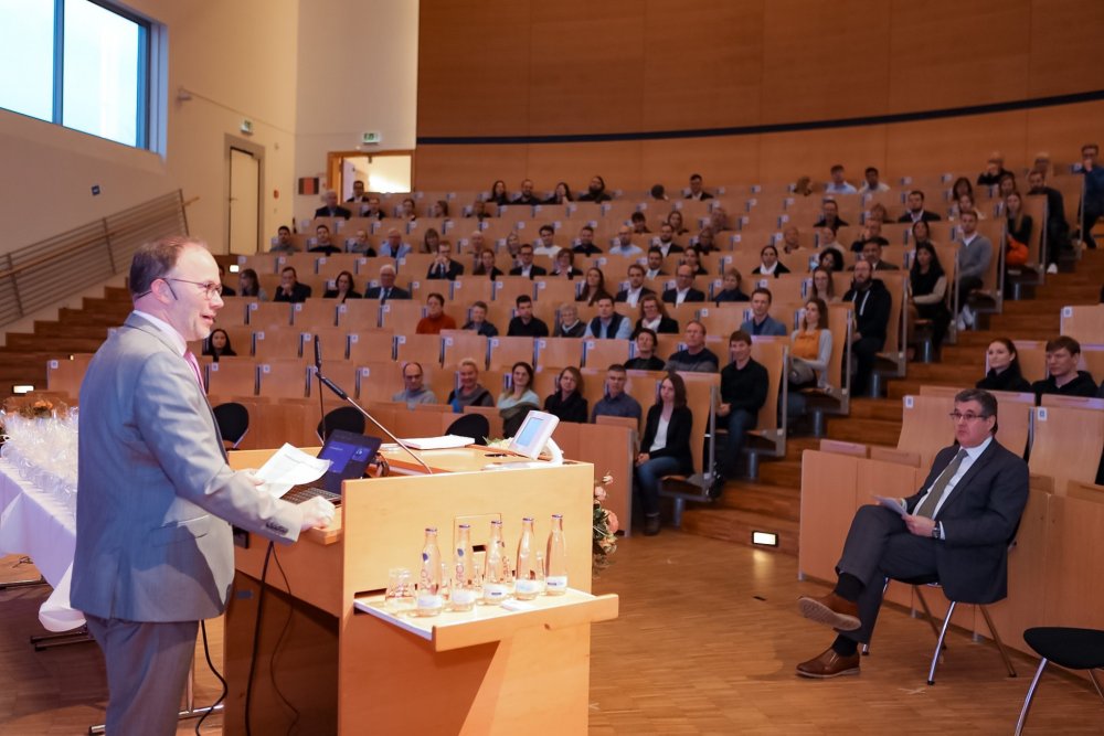 „Ergreifen Sie Ihre Chancen“: Hochschulpräsident Christoph Jansen begrüßt die Absolvent*innen. 