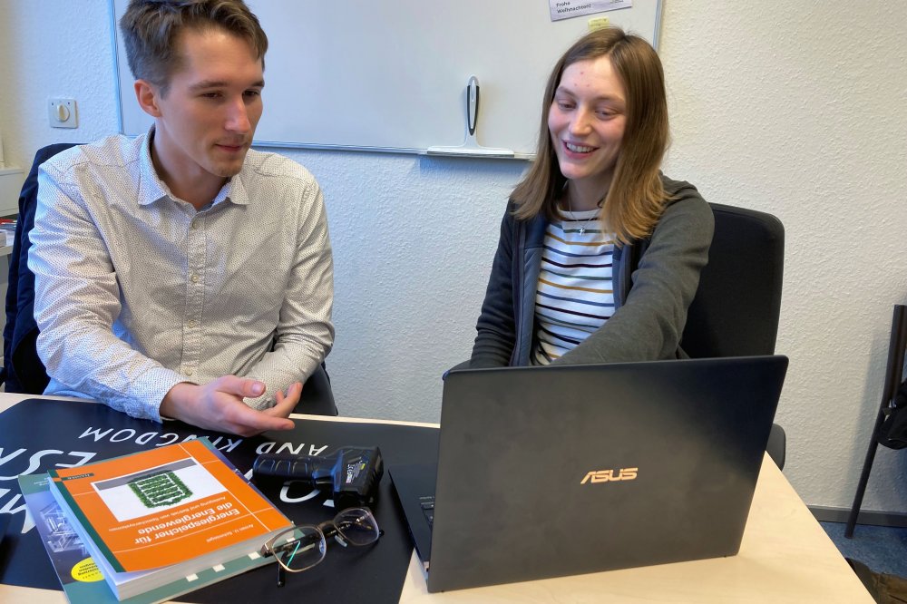 Spaß bei der Arbeit: Samanta Weber und Ruben Harten haben sich mit Energieeffizienz im Krankenhaus beschäftigt und wurden dafür mit dem „Dr. Hans-Adolf-Rossen-Preis“ der IHK ausgezeichnet. 