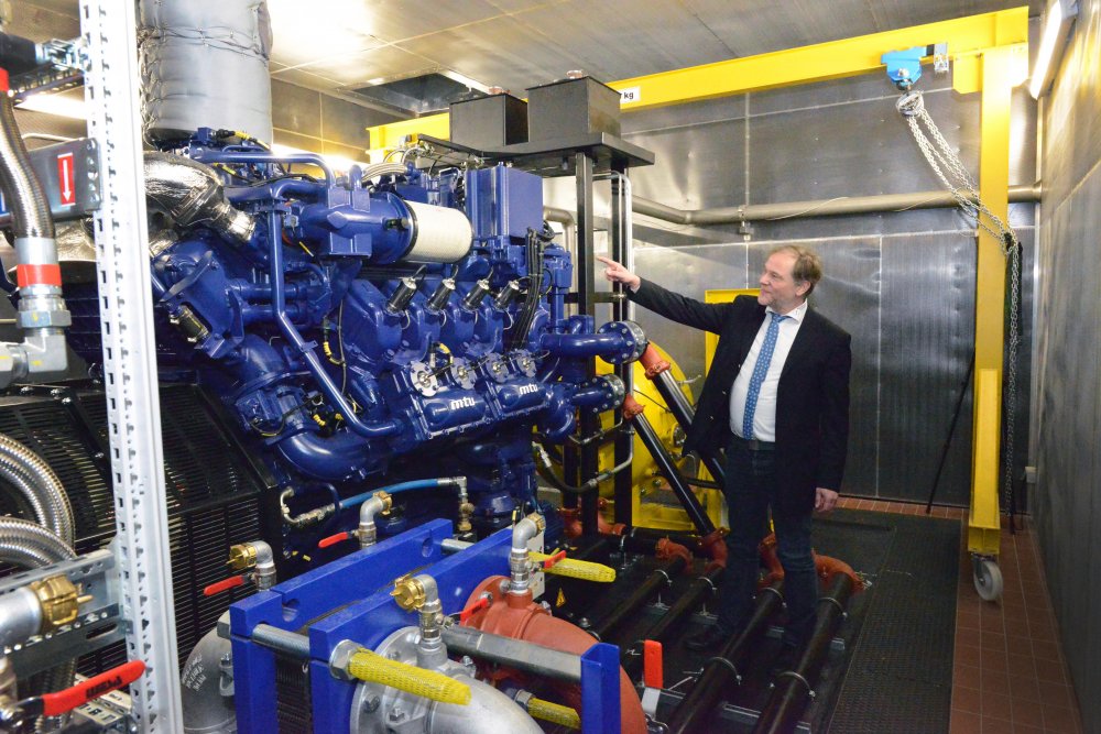 Michael Thiemke erklärt die Funktionsweise des Gasmotors.