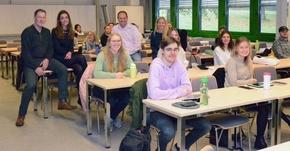 Gute Arbeit abgeliefert: Marie Thorhold und Frank Wedemeyer (links) von ACO loben die Zusammenarbeit mit den Studierenden von Alexander Deseniss. 