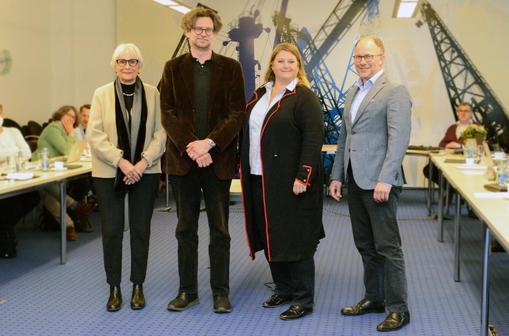 Neue Leitung für die LRK: Dr. Christoph Jansen (re.) übergibt am 1. Juni den Vorsitz an die frischgewählte Vorsitzende Prof. Dr. Gabriele Gillessen-Kaesbach (li.) und ihre Stellvertreter*innen Prof. Dr. Katja Kuhn und Dr. Arne Zerbst.
