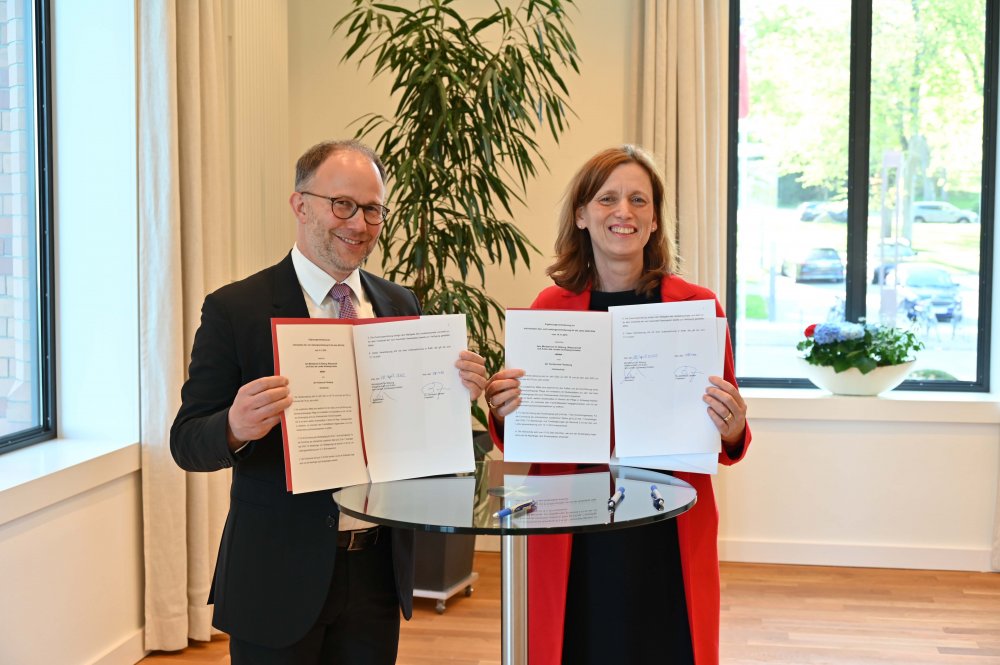 Ein Beitrag zur Qualitätsverbesserung in der Pflege und für mehr Fachkräfte: Wissenschaftsministerin Karin Prien und Hochschulpräsident Dr. Christoph Jansen unterzeichneten eine Vereinbarung zur Schaffung eines Studiengangs Pflege. 