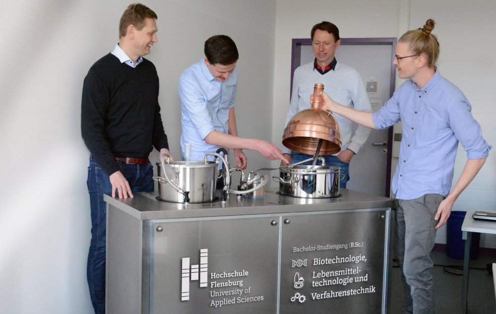 Vier Männer posieren um den mobilen Brautisch.