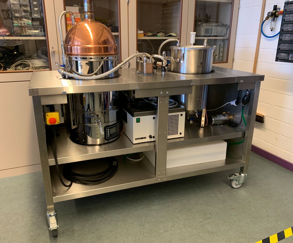 Der Brautisch von vorn: Oben sind zwei Braubehälter mit Deckel zu erkennen.