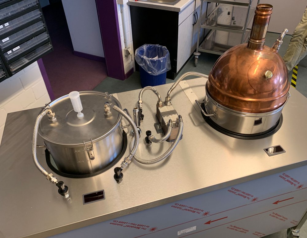 Der Brautisch von oben: Darin eingelassen zwei Braubehälter mit Deckel.