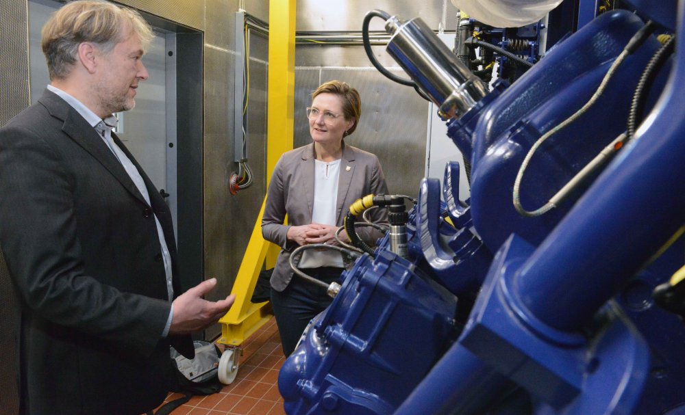 Interessiert am Gasmaotor: Prof. Dr. Michael Thiemke erklärt Simone Lange, wie der neue Gasmotor funktioniert. 