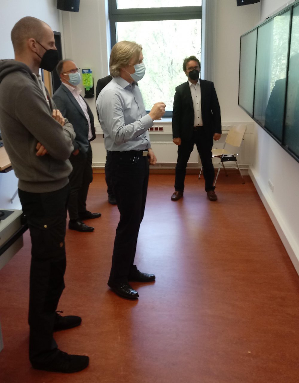 Prof. Ehlers (links) lässt sich von Rasmus Brand die komplexen 3D-Fähigkeiten des Schiffsmaschinen-Simulators zeigen.
