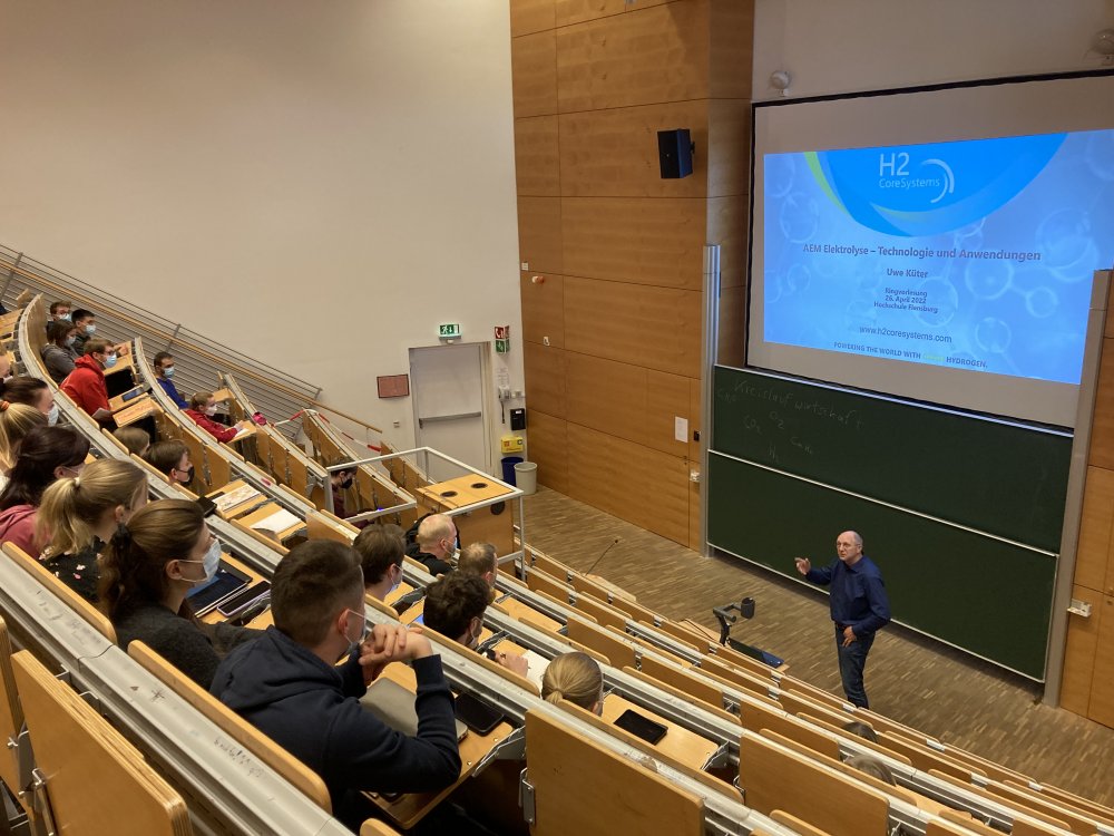 Zukunft gestalten mittels Verfahrenstechnik: Mehr als 100 Studierende kamen zum Vortrag der Ringvorlesungsreihe.