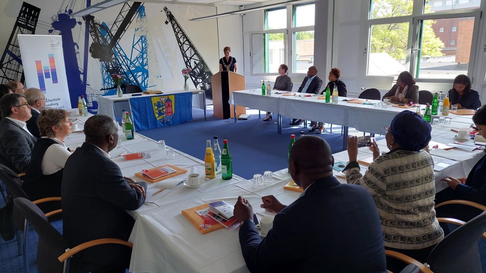 OB entschuldugt sich bei afrikanischen Diplomaten für Kolonialzeit