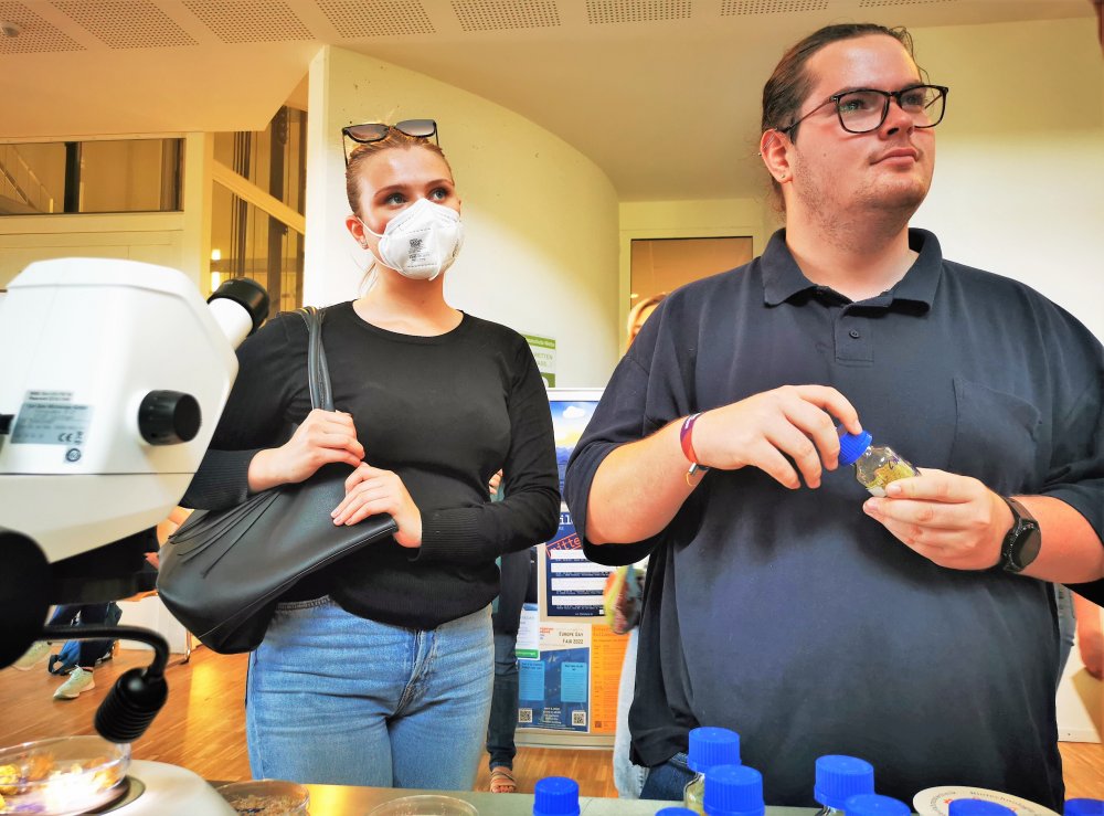 Sie interessieren sich für den Studiengang "Biotechnologie, Lebensmitteltechnologie und Verfahrenstechnik“ der Hochschule Flensburg: Heidi Carstensen und Eilev Petri. 